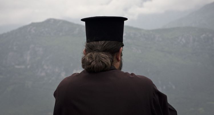 Σάλος με ιερέα στην Κρήτη: Η διπλή ζωή που αποκαλύφθηκε