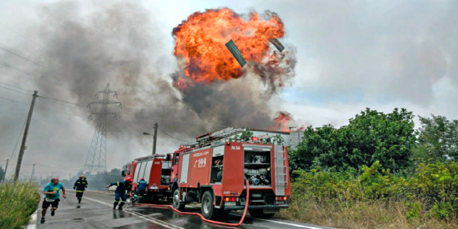 ΕΛΛΑΔΑ: Συγκλονιστικές εικόνες από τις φωτιές - Ισχυρότατες εκρήξεις σε επιχειρήσεις - ΒΙΝΤΕΟ