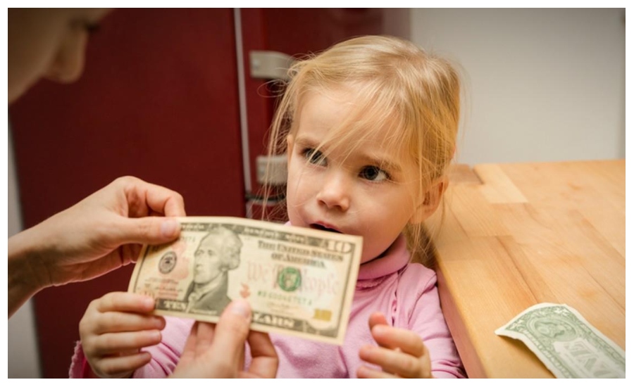 Μαμά βάζει την 7χρονη κόρη της να πληρώνει λογαριασμούς για να μη γίνει σπάταλη