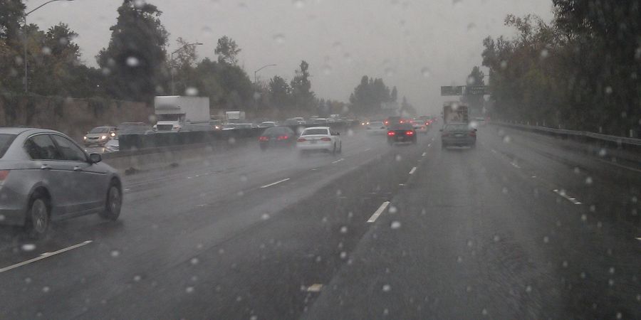 Περιορισμένη ορατότητα στον αυτοκινητόδρομο λόγω βροχόπτωσης 