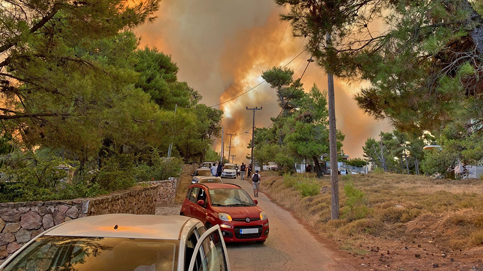 Φωτιά στη Βαρυμπόμπη: Οι φλόγες στα σπίτια στη Δροσοπηγή - Μήνυμα από το 112 - «Εκκενώστε το Κρυονέρι»