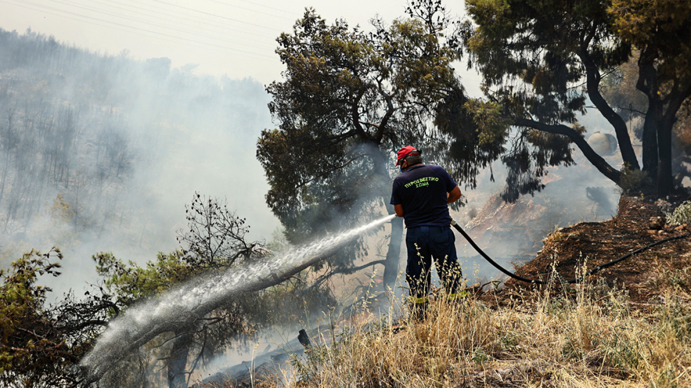 Τέταρτη μέρα μάχης με τις φωτιές στην Ελλάδα - Οι αναζωπυρώσεις και τα ενεργά μέτωπα