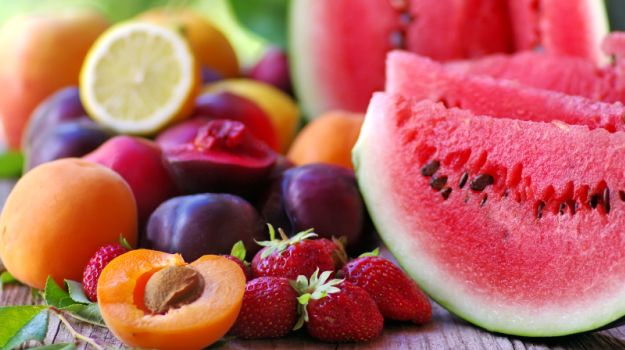 Το καλοκαιρινό φρούτο που θα σε βοηθήσει να κάψεις το λίπος στη κοιλιά
