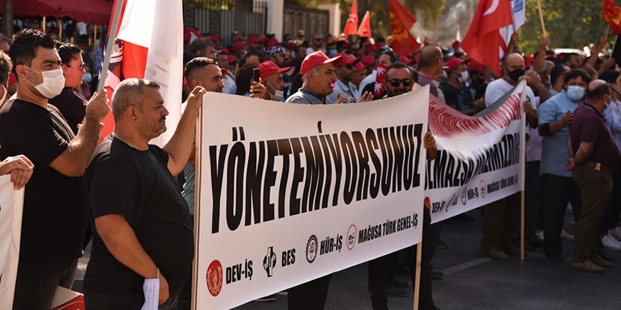 Έκλεισαν δρόμους στα κατεχόμενα - Γενική απεργία «δημοτικών υπαλλήλων» για τη μεταρρύθμιση τοπικής αυτοδιοίκησης