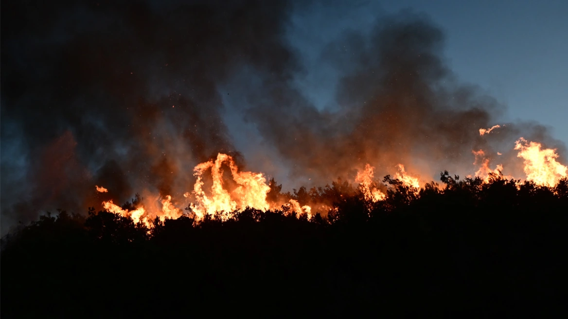Μάχη με τις φλόγες στη Χίο, δύσκολη η κατάσταση και στην Κω - Πέντε τραυματίες, μηνύματα από το 112