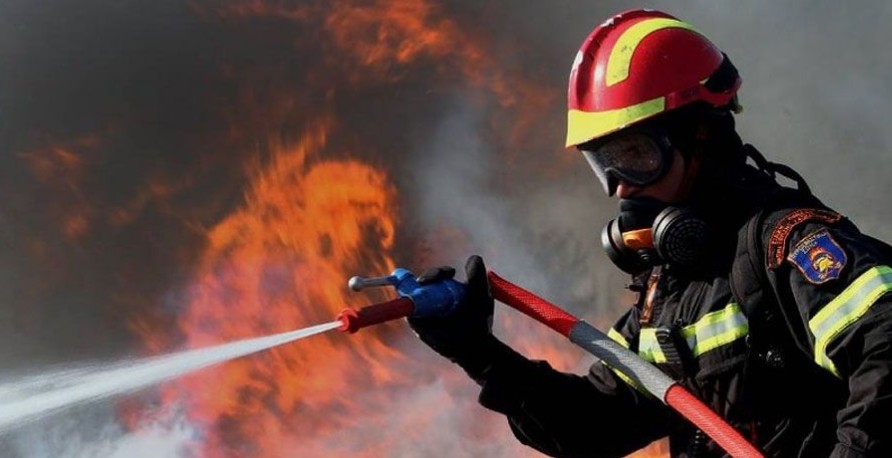 Ξέσπασε φωτιά στην Αγία Βαρβάρα - Παραδόθηκαν στις φλόγες δέντρα και πυλώνας της ΑΗΚ