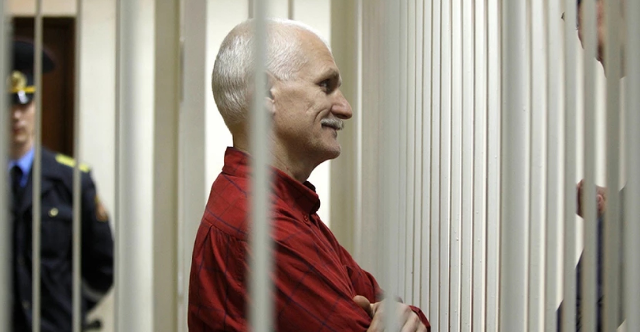 Νόμπελ Ειρήνης 2022: Ποιος είναι ο φυλακισμένος Άλες Μπιαλιάτσκι που βραβεύτηκε σήμερα
