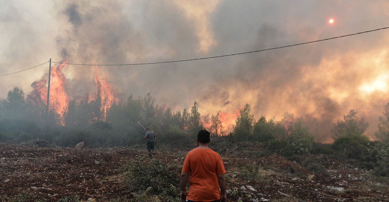 Φωτιά στη Μάνδρα: Επιχειρούν 22 αεροσκάφη και ελικόπτερα - «Σαν φωτοβολίδες πετάγονται οι κουκουνάρες»