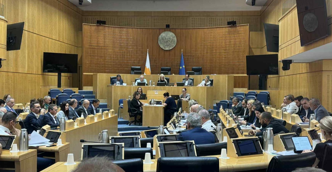 Βουλή: Περί αποτσίγαρων ο λόγος - Παραμένουν αναπάντητα ερωτήματα για τον συντονισμό των Υπηρεσιών - Πάνε για τρίτη συνεδρίαση