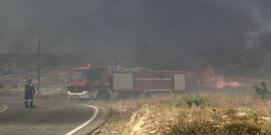 ΛΕΜΕΣΟΣ - ΠΥΡΚΑΓΙΑ: Έκλεισε δρόμος λόγω της φωτιάς - Ενισχύθηκαν οι εναέριες και επίγειες δυνάμεις 