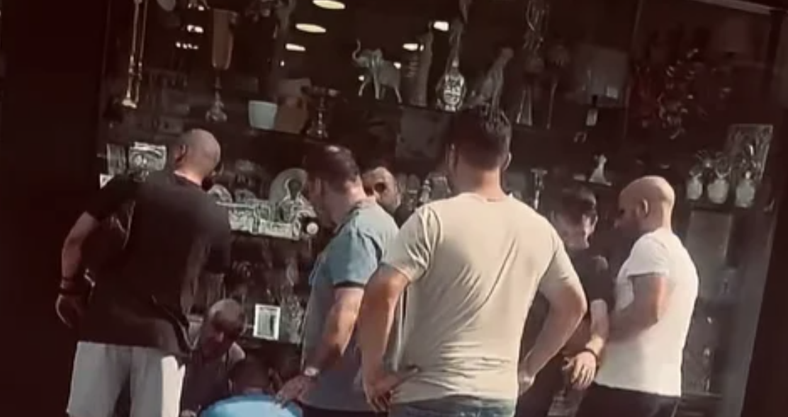VIDEO: Χαμός σε κατάστημα - 37χρονος επιτέθηκε στον καταστηματάρχη και τον ακινητοποίησαν οι πολίτες