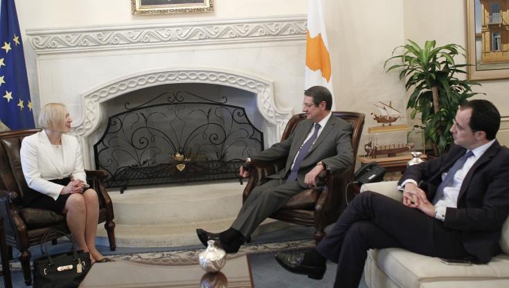 ΚΥΠΡΙΑΚΟ: Η Σπέχαρ στο Προεδρικό και ο Αναστασιάδης στο τραπέζι