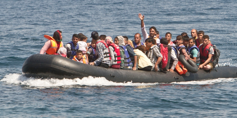 ΛΑΡΝΑΚA: Στο λιμάνι η βάρκα με τους 23 μετανάστες - Λαμβάνονται καταθέσεις 