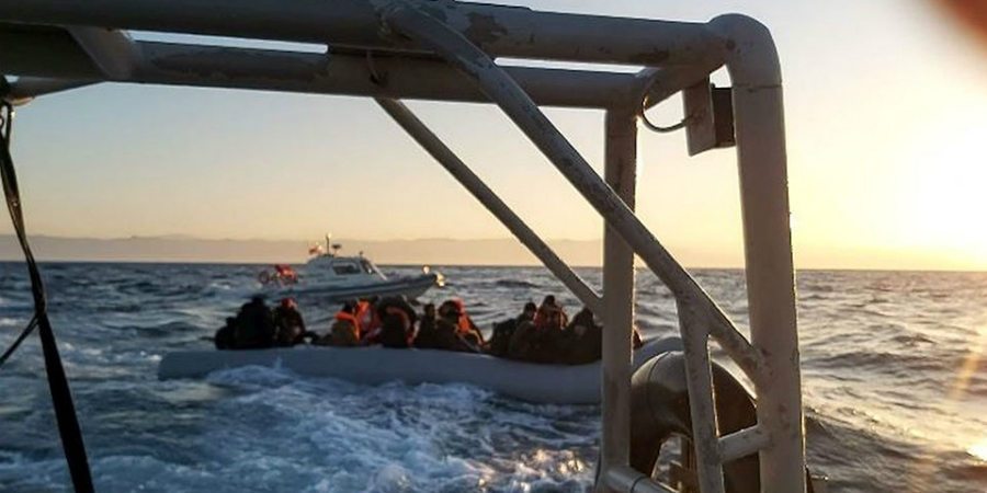 ΕΛΛΑΔΑ – ΠΡΟΣΦΥΓΙΚΟ: Με συνοδεία τουρκικής ακταιωρού οι βάρκες των μεταναστών στη Λέσβο – VIDEO