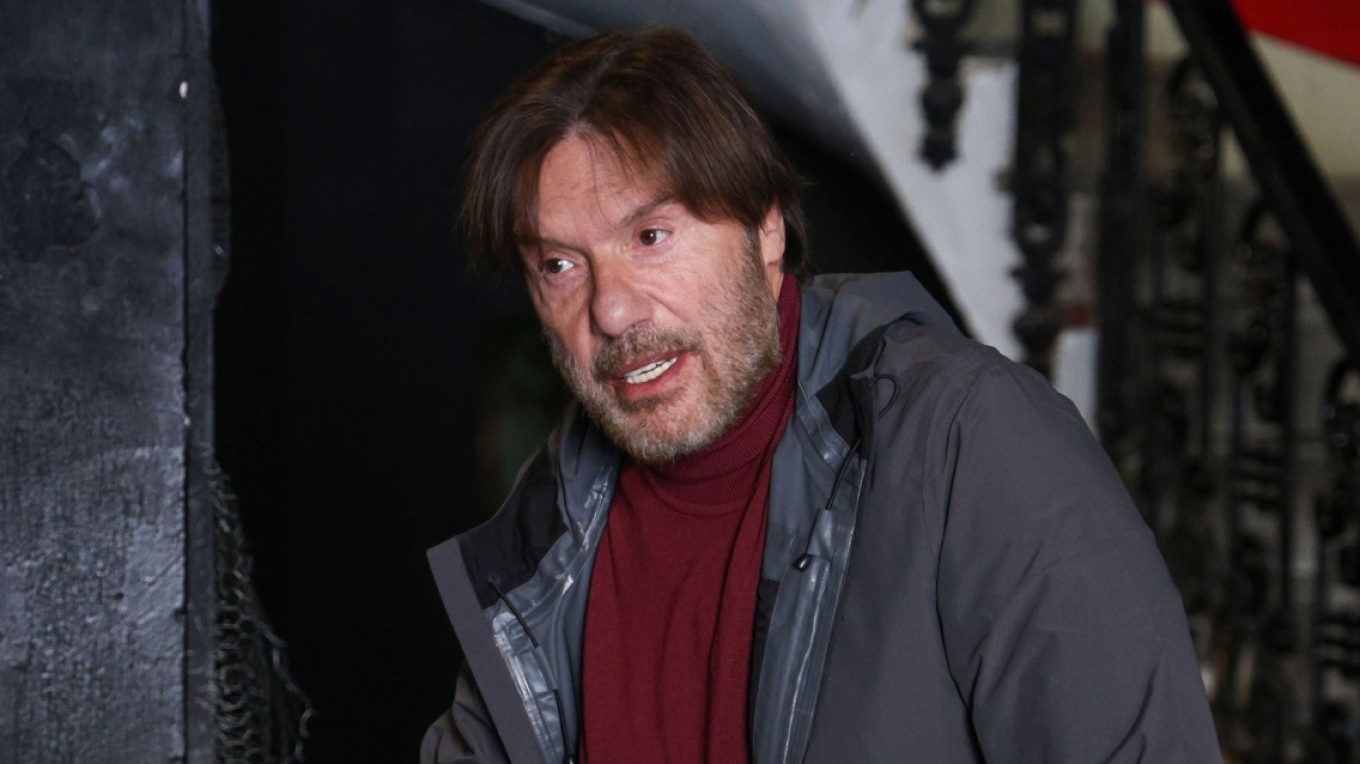 Ο Στράτος Τζώρτζογλου απήγγειλε το Πιστεύω σε εκκλησία στη Ρόδο, δείτε βίντεο