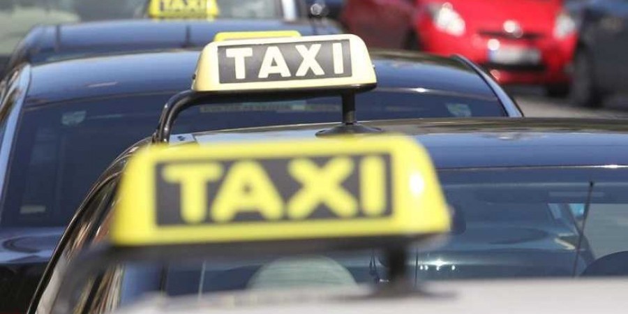 Κατεβάζουν «ρολά» για δυο ώρες  οι οδηγοί ταξί στον αερολιμένα Λάρνακας  