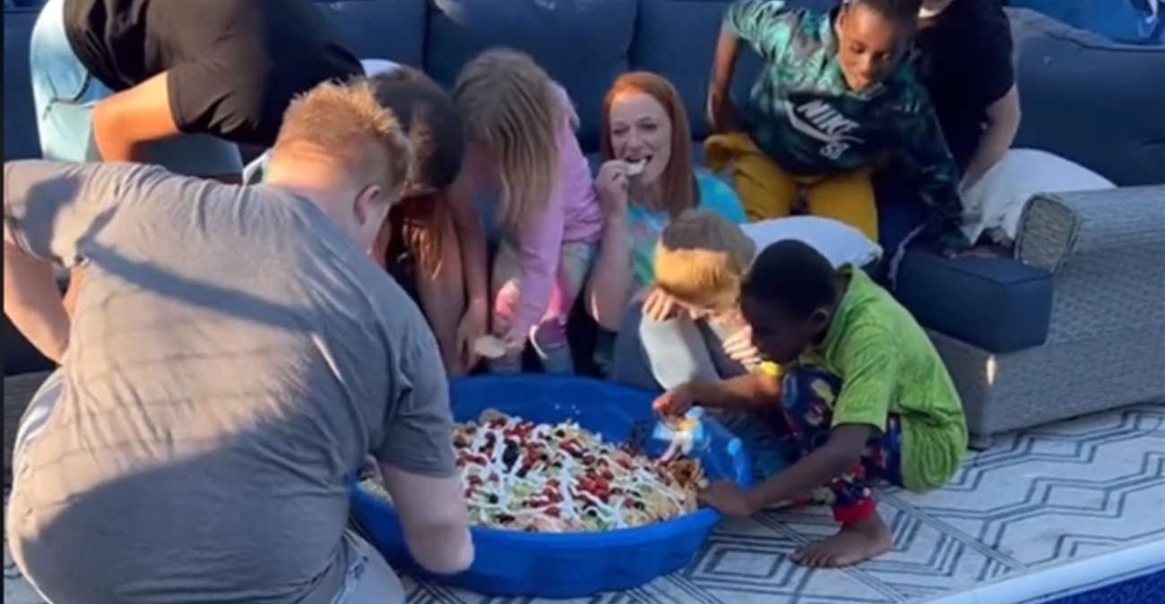 Τα 12 παιδιά της τρώνε μέσα από μια μικρή πλαστική πισίνα – Την αποκαλούν «άθλια» και τρελή»