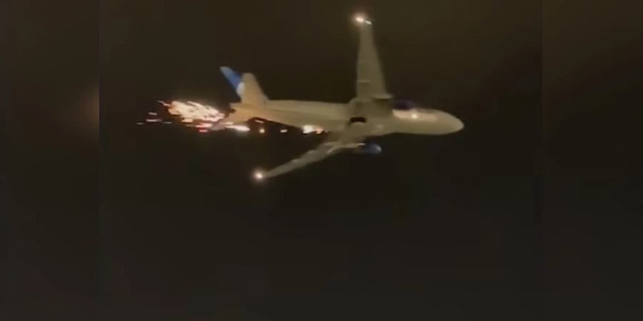 ΗΠΑ - Δραματική προσγείωση αεροπλάνου: Boeing άρπαξε φωτιά και έχανε κομμάτια στον αέρα