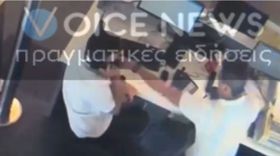 Ελλάδα: Πρώην Υπουργός χαστουκίζει εργαζόμενο στο «Ελ.Βενιζέλος» - Δείτε το σοκαριστικό βίντεο