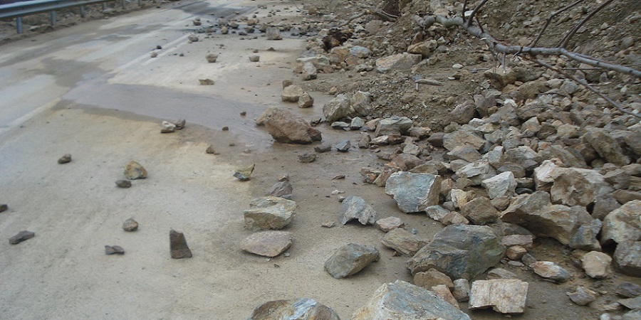 Κλειστός ο δρόμος Κάμπου - Αγίας Βαρβάρας - Κατολίσθηση βράχων