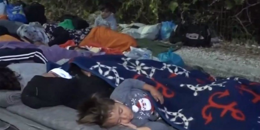 Εικόνες ντροπής στην Μόρια: Άνθρωποι κοιμούνται δίπλα στο νεκροταφείο 