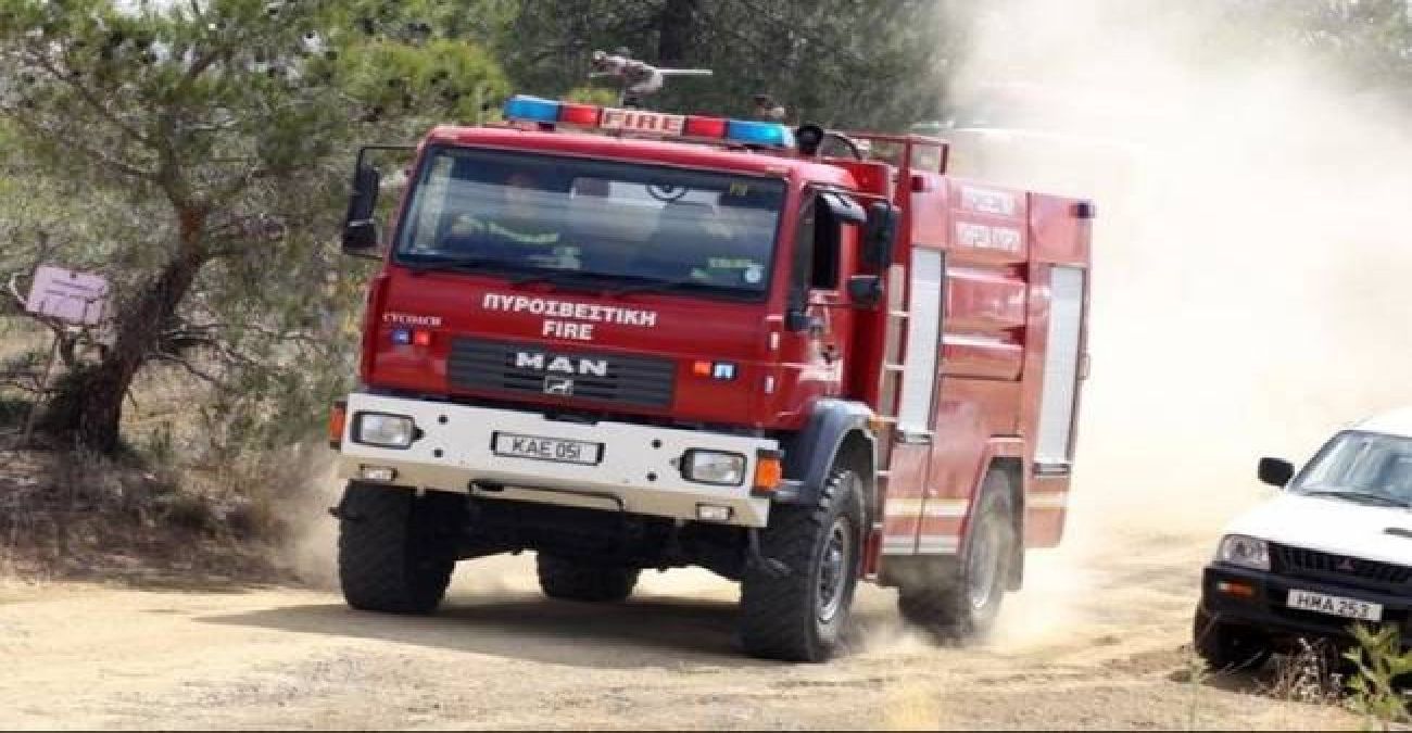Πυρκαγιά σε μπάλες σανού και ξηρά χόρτα στο Πολέμι - Συναγερμός στη Πυροσβεστική