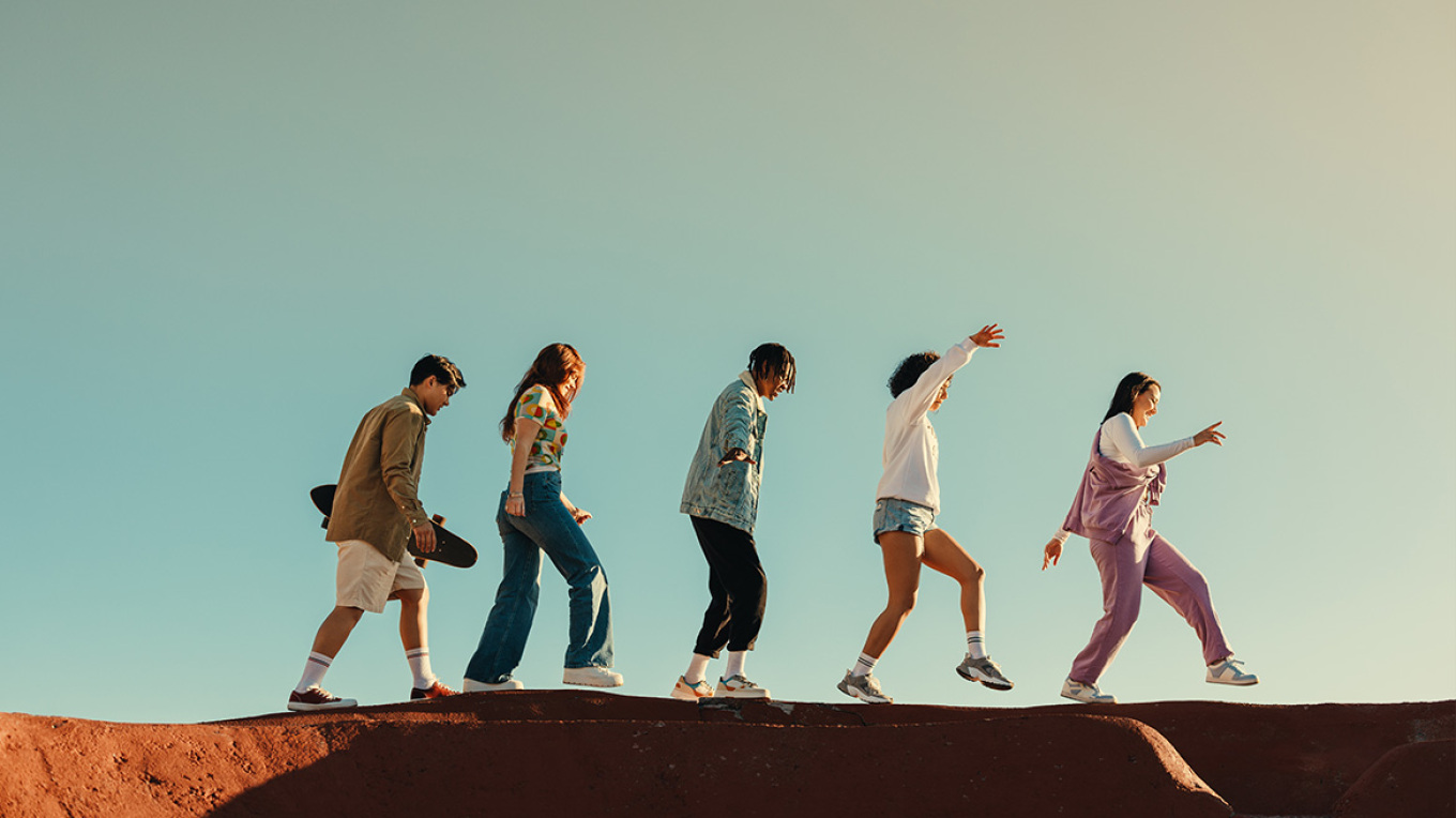 Τελικά η εφηβεία κρατά ως τα 30; Ανατρεπτική μελέτη για τις «τέσσερις εποχές» του εγκεφάλου