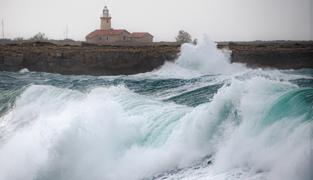 VIDEO: «Ξεχείλισε» η θάλασσα - Ορμητικά κύματα χτυπούν τις ακτές της Κύπρου
