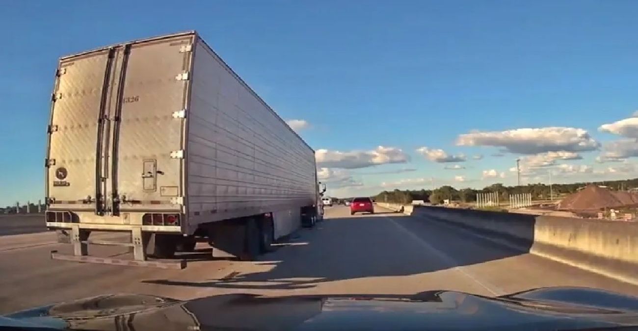 Οδηγός πήγε να προσπεράσει από δεξιά και... ήρθε η ολική καταστροφή – Δείτε βίντεο