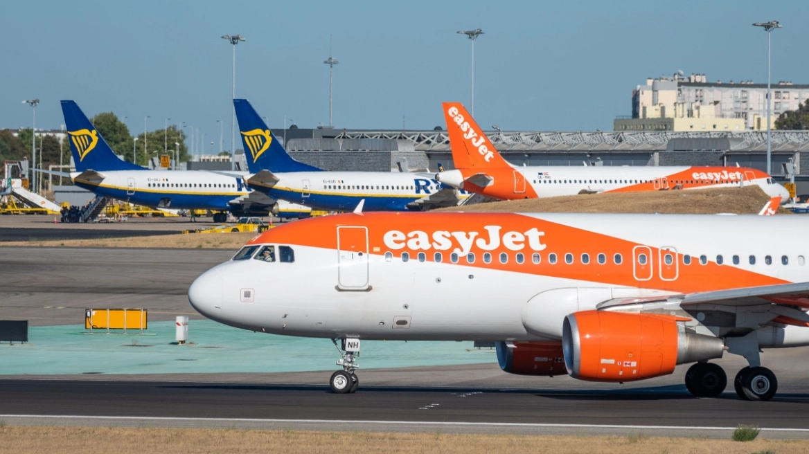 Η easyJet έθεσε σε διαθεσιμότητα πιλότο που περιφερόταν γυμνός σε πεντάστερο ξενοδοχείο της Αφρικής