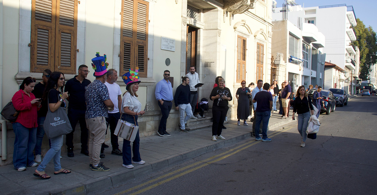 Λεμεσιανό Καρναβάλι 2026: Δεκάδες ομάδες και συμμετέχοντες σχημάτισαν ουρές έξω από τα γραφεία του Δήμου