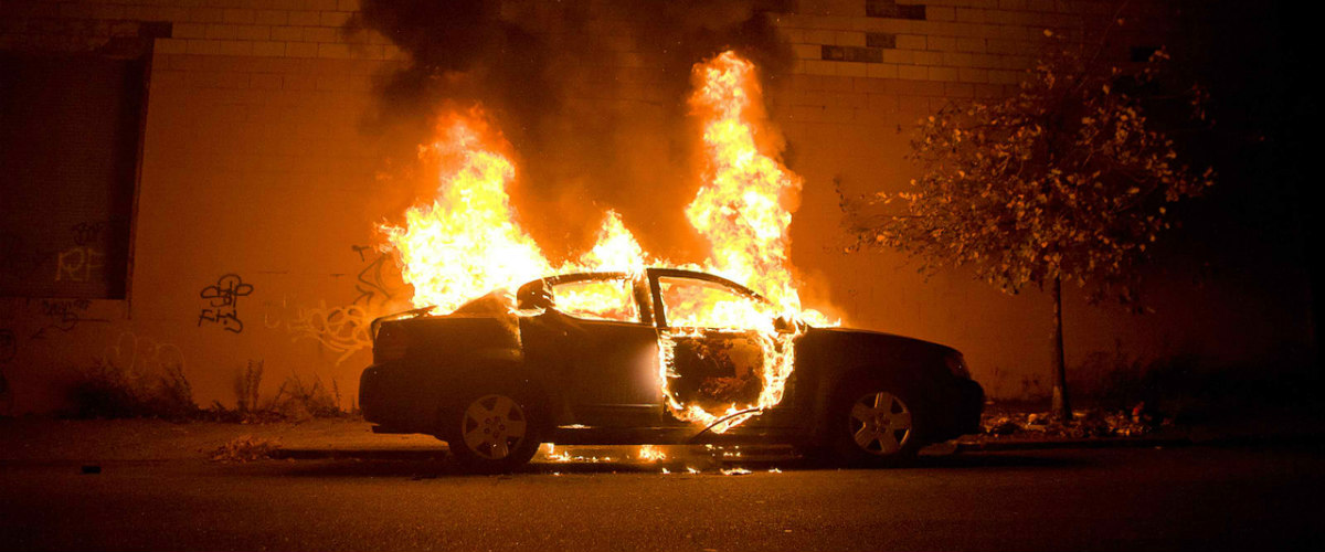 Πυρπόλησαν όχημα 48χρονου στη Λάρνακα - Καταστράφηκε ολοσχερώς - Επηρεάστηκαν και διαμερίσματα