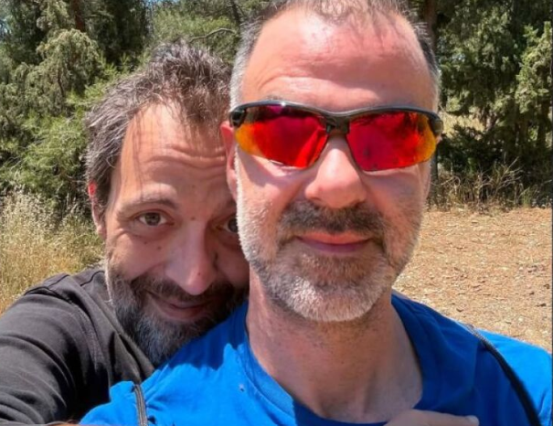 Ο Αύγουστος Κορτώ ποζάρει στο Instagram αγκαλιά με τον σύζυγό του - Δείτε φωτογραφία
