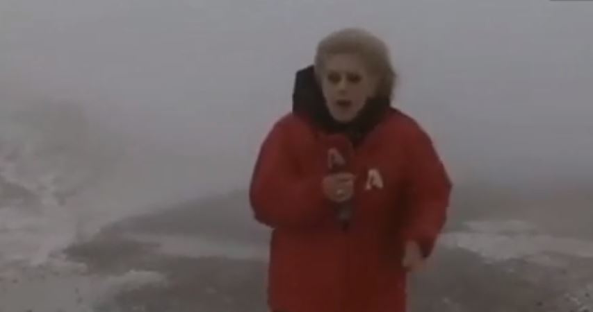 Απίστευτο σκηνικό με ρεπόρτερ του Alpha Ελλάδος στα χιόνια - VIDEO 