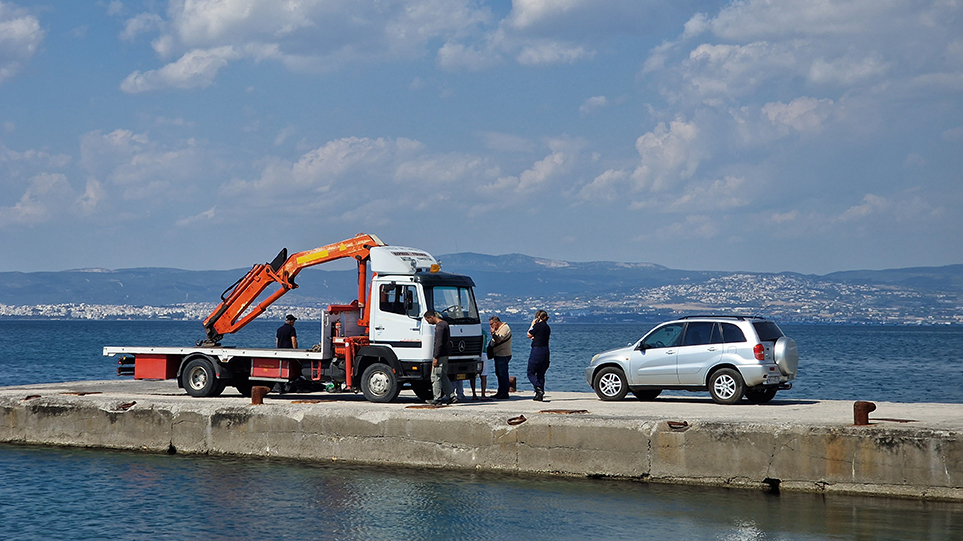 Θρίλερ στη Θεσσαλονίκη: Δύο νεκροί από πτώση αυτοκινήτου στη θάλασσα - Ήταν δεμένοι με χειροπέδες!