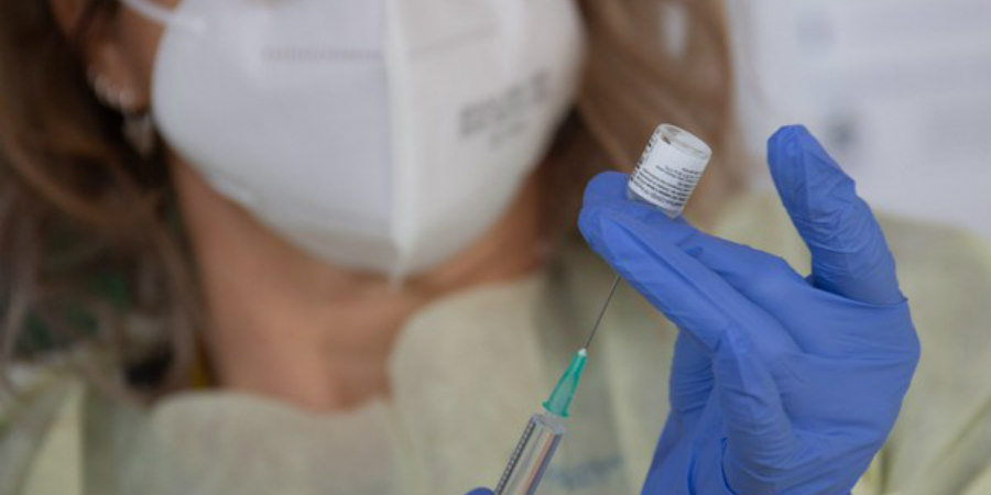 Τρίτη δόση εμβολίων Covid από Σεπτέμβριο στο ΗΒ για αποφυγή τρίτου κύματος