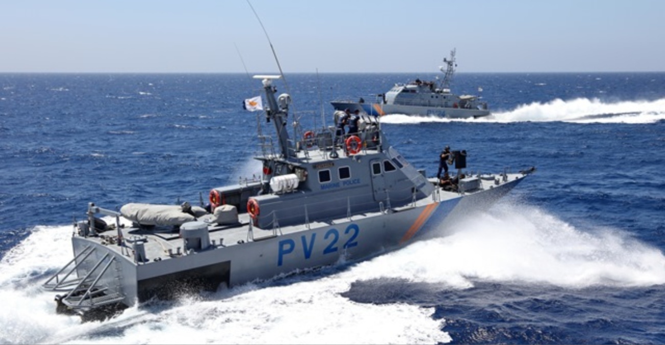 Καταδίωξη στη θάλασσα: Ακούστηκαν προειδοποιητικοί πυροβολισμοί, εντόπισαν 15 παράνομους μετανάστες, ψάχνουν και άλλους