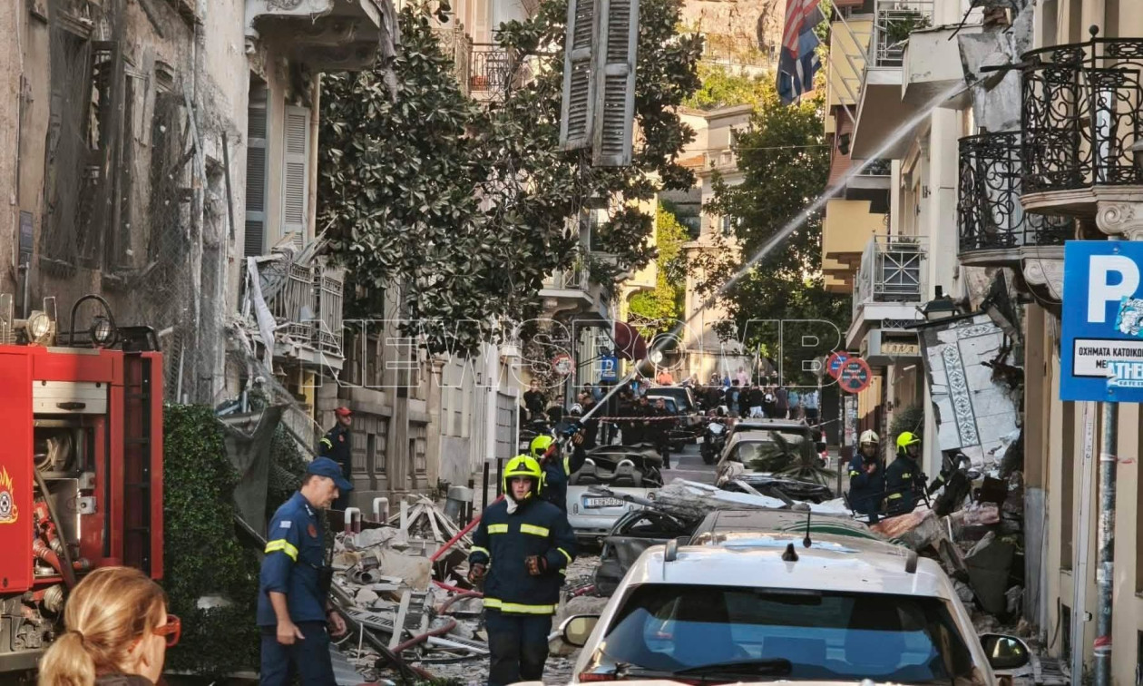 Έκρηξη στην Πλάκα: Ξέσπασε φωτιά στο κτίριο που κατέρρευσε από διαρροή φυσικού αερίου - Δύο τραυματίες
