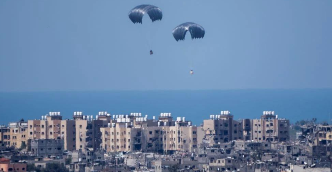 Άνθρωποι στη Γάζα πνίγηκαν στην προσπάθειά τους να συλλέξουν από τη θάλασσα τη βοήθεια που είχαν ρίξει αεροπλάνα