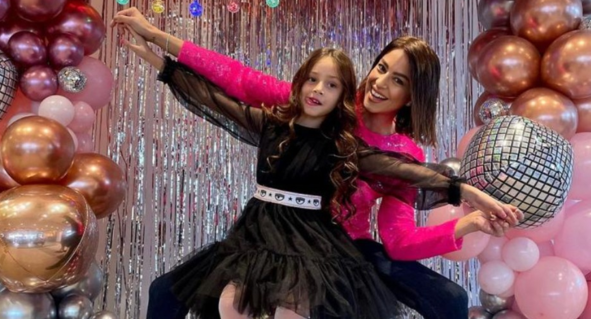 Κωνσταντίνα Ευριπίδου: Η κόρη της την φωτογράφισε να κοιμάται στον ώμο της εν ώρα πτήσης - Φωτογραφίες