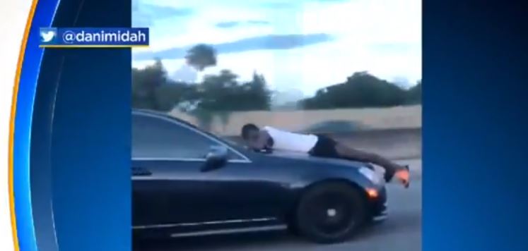 Γυναίκα οδηγούσε σε αυτοκινητόδρομο με έναν άντρα πάνω στο καπό- VIDEO