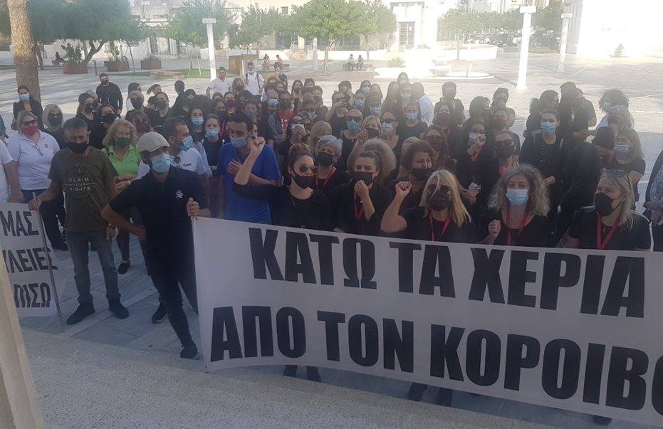 Διαμαρτυρία εκατοντάδων εργαζομένων στη Πάφο -  Κρατώντας πανό με συνθήματα φωνάζουν για το κλείσιμο πολυκαταστήματος: «Δώστε μας τις δουλειές μας πίσω»