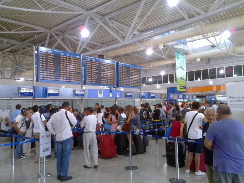 ΛΑΡΝΑΚΑ: Άνοιξαν ανενόχλητοι αποσκευή στο αεροδρόμιο – Έκλεψαν €8.000