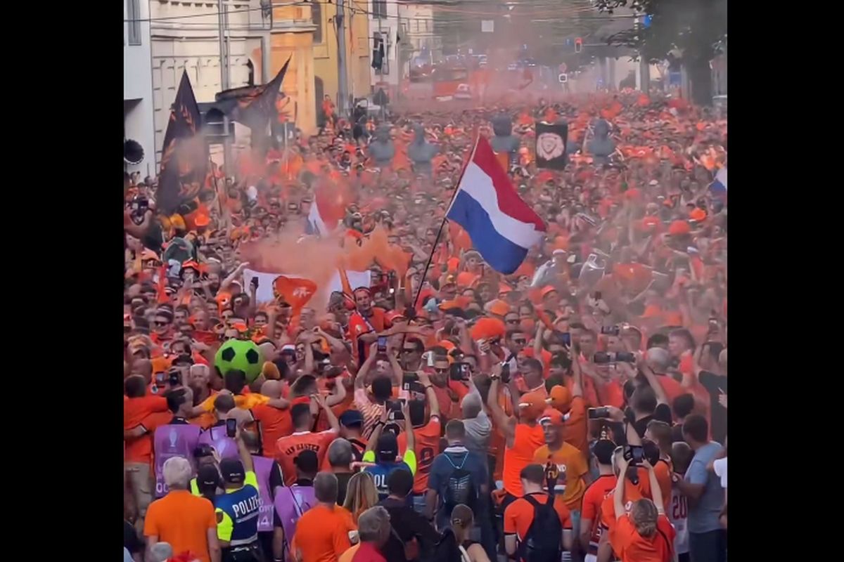 Βάφτηκε «πορτοκαλί» η Λειψία, χιλιάδες Ολλανδοί στους δρόμους