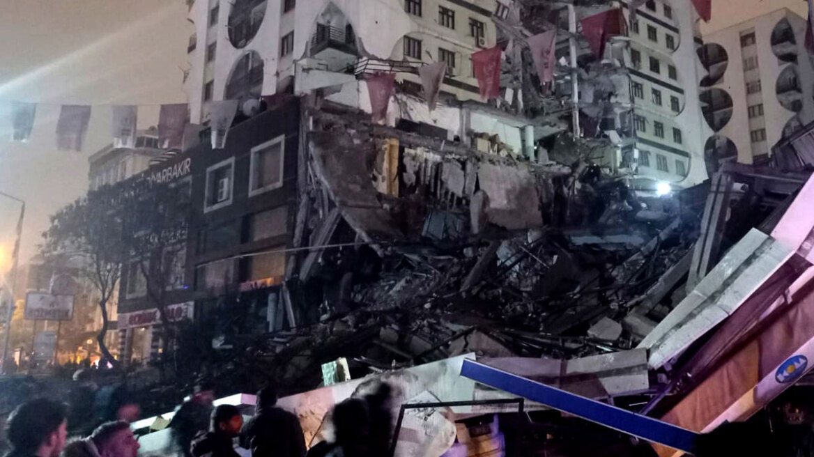 Σεισμός στην Τουρκία: Πάνω από 2.000 νεκροί, μάχη με τον χρόνο για τους εγκλωβισμένους