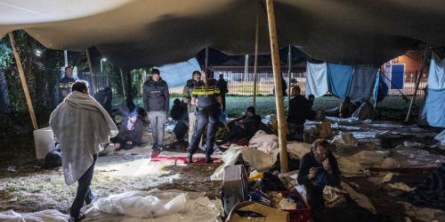 Εκατοντάδες αιτούντες άσυλο εξακολουθούν να κοιμούνται έξω στην Ολλανδία - Εν μέσω διαδηλώσεων υπέρ και εναντίον των προσφύγων