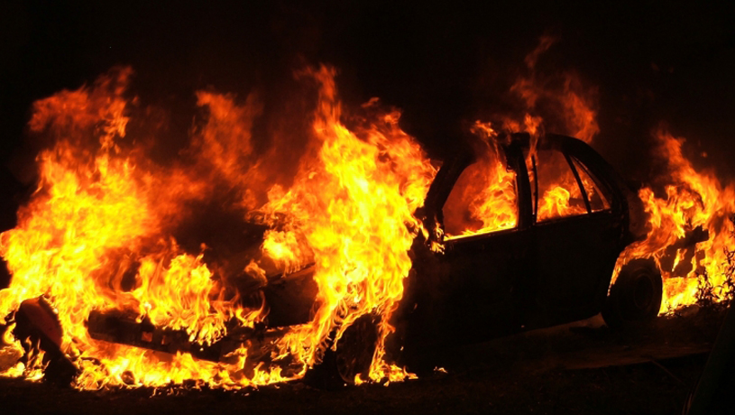 ΛΑΡΝΑΚΑ: Πήγε και στάθμευσε σε κατάλοιπα Λαμπρατζιάς - Έπιασε φωτιά