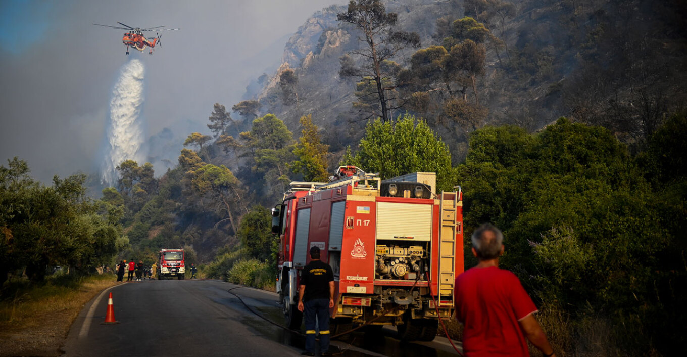Νέα εκκένωση οικισμού στην Κάρυστο - Μαίνονται οι φωτιές σε Κέρκυρα και Αίγιο