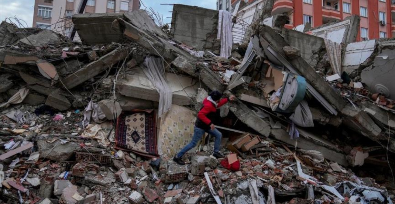 Βαλίτσα με 1 εκατομμύριο βρήκαν διασώστες σε ερείπια στην Τουρκία