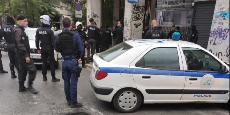 Πυροβολισμοί στο κέντρο της Αθήνας - Αυτοκίνητο έπεσε πάνω σε περιπολικό - ΒΙΝΤΕΟ 